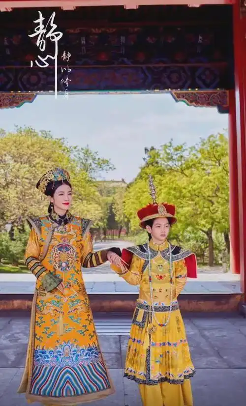 杨烁老婆带儿子拍写真,杨雨辰皇子扮相英俊贵气,颜值高到能出道