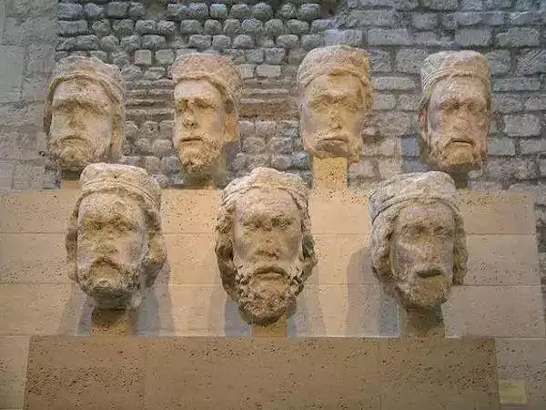 在巴黎圣母院举行了加冕仪式的路易十六被处