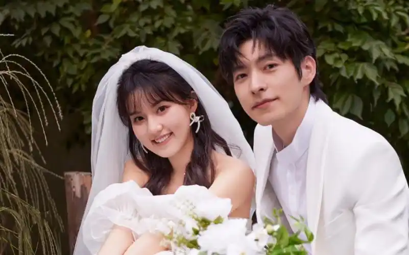 文韬和佳佳姐在社交平台晒结婚一周年的婚纱照,我不允许任何人没有