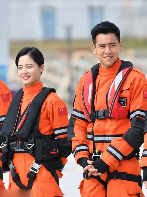 辛芷蕾与彭于晏同框显娇小玲珑,素颜挡不住霸气,嘴唇依旧丰满