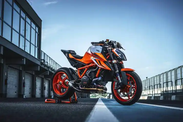 2022ktm1290supedukerrevo户外特写1