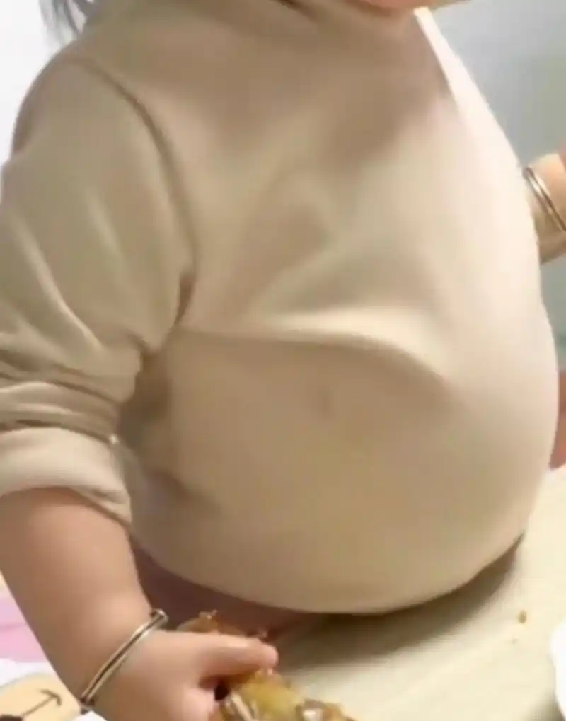 看到宝宝圆滚滚的肚子,我真是太可爱了![你懂的]