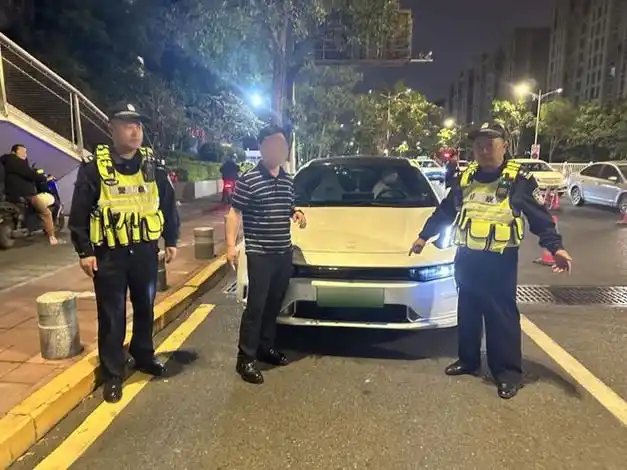 发现前方交警在设卡查酒驾,便在离检查点50米处停车后又往后倒车行驶