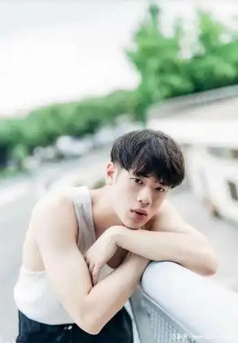 阳光俊朗美少年,画风简单舒适,尽显清新魅力