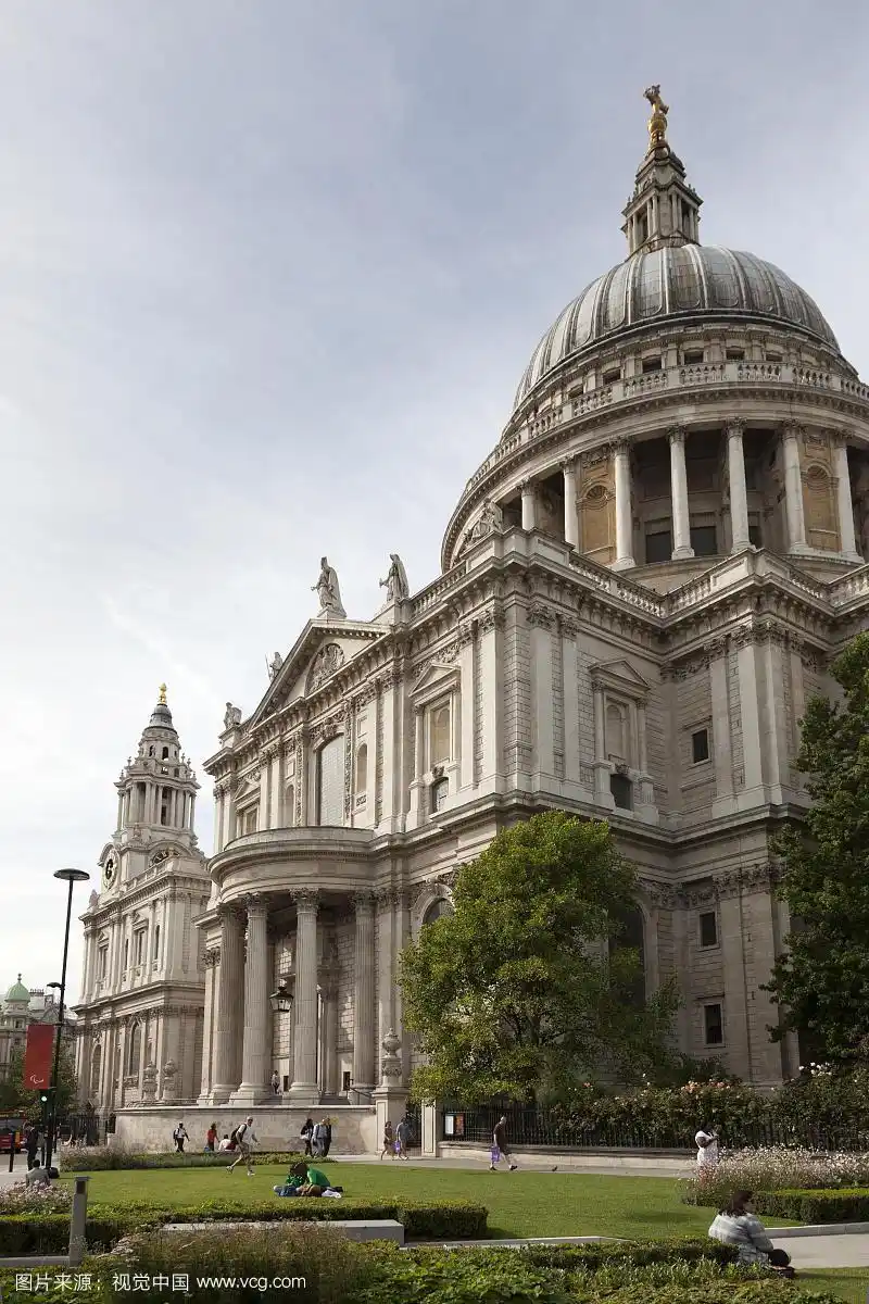圣保罗大教堂南立面,带有花园和圆顶,伦敦,英格兰,英国,欧洲
