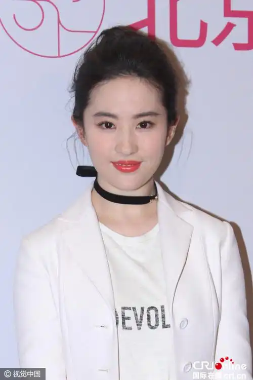 瘦了刘亦菲穿透视蕾丝裙现身丸子头显俏皮