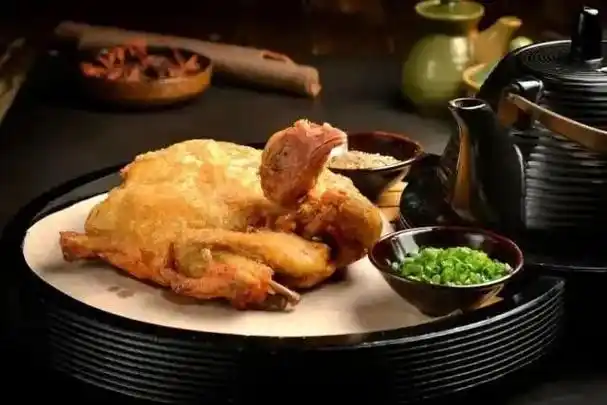 有着"长安第一名菜"的美名是西安的传统风味名菜香酥囫囵鸡,捆扎香鸡