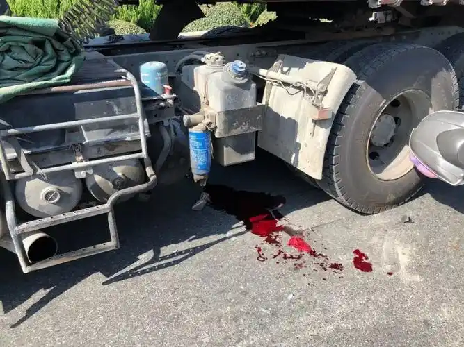 避让货车,却被另一辆货车碾压,泰州年轻女子不幸身亡