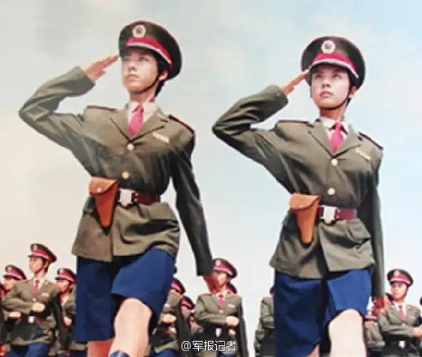 建国50周年阅兵式女兵方队双胞胎姐妹领队近照