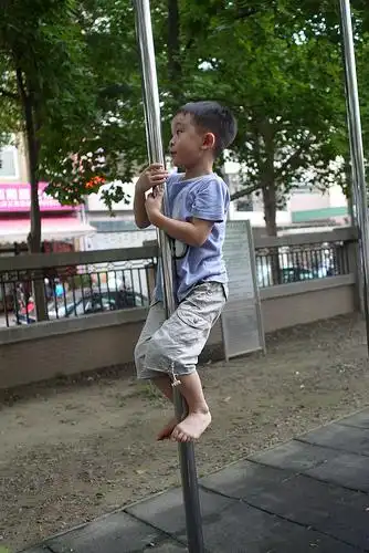 小福星幼儿园-常问今天放假吗及爬杆