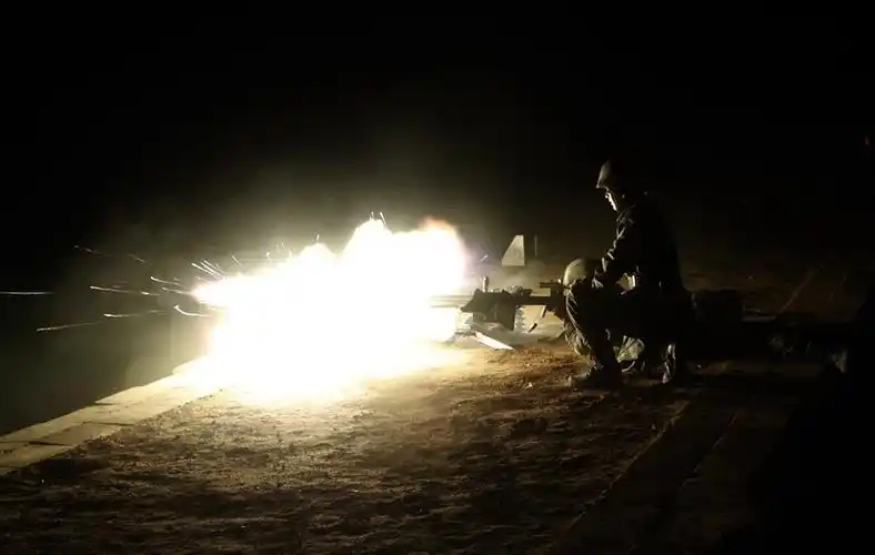 重机枪夜间射击场面震撼