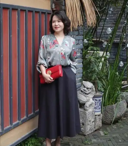 身材偏胖的中年妈妈早秋这样穿好美,简约又自然,显瘦又得体