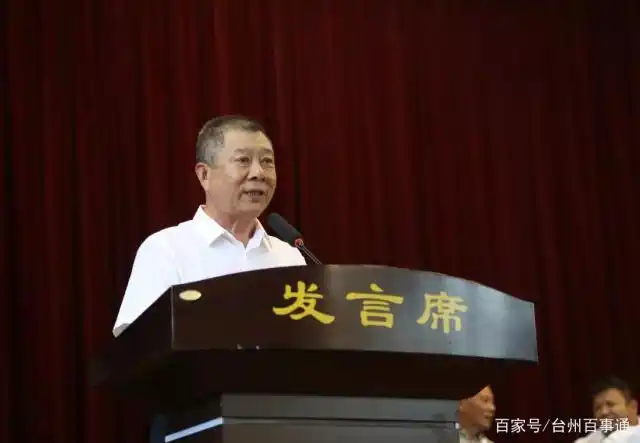 市委副书记蔡建军和镇党委书记陈金国向杜桥镇乡贤会授匾