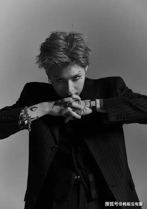 以文字纹身,和华丽的配饰展示了魅惑氛围的泰民,吸引了人们的视线