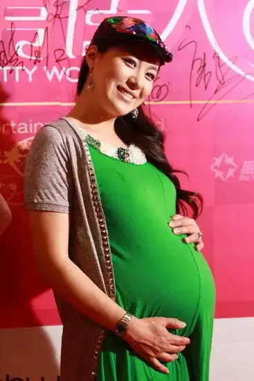 沈傲君抚摸大肚