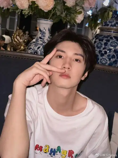 还是熟悉的大眼睛,还是熟悉的比耶pose,帅哥下次请拍全脸算我求你!