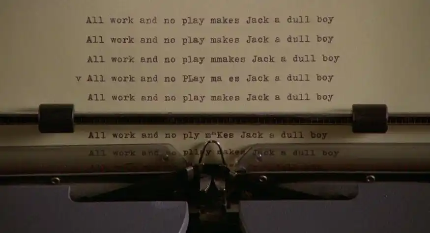 (《闪灵》剧照)《遗传厄运》是一个母亲的心灵危机,所谓生儿育女的