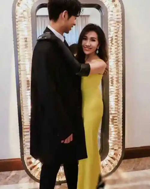 何超盈减肥成功露大长腿性感迷人小8岁老公看着都害羞了