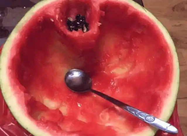 夏天用勺挖西瓜吃简直就是标配可是这其中的危害有多大你知道吗