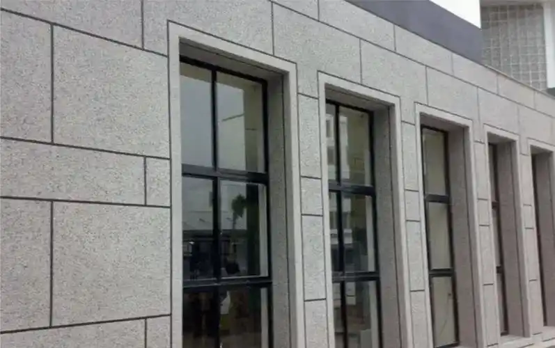 房子外墙贴瓷砖还是喷砂好?