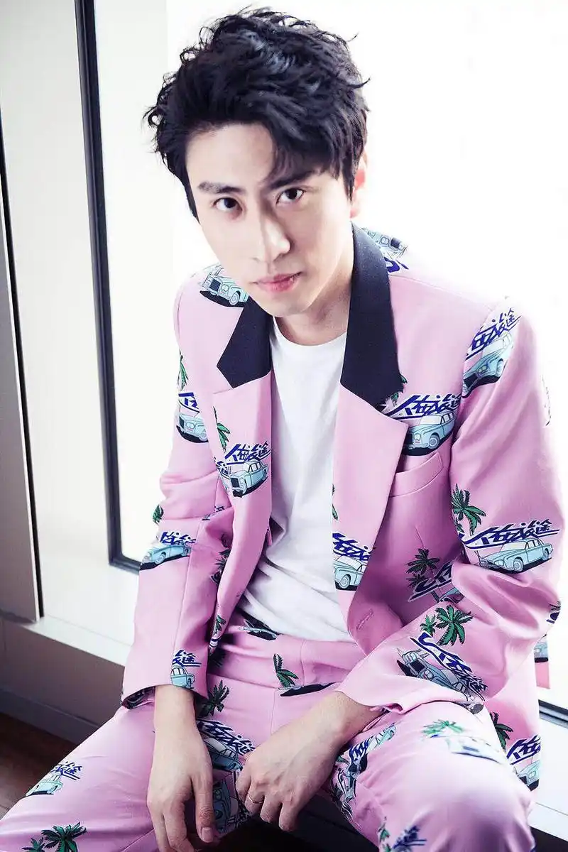 蒋易最新时尚写真曝光 化身双面伊人夺人眼球