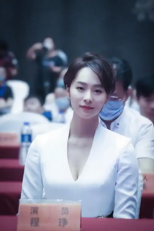 抗疫电影最美逆行武汉首映程琤致敬战役英雄