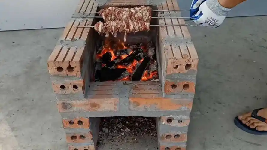 用红砖自己做一个烤炉在家里用起来还挺方便看一下效果怎么样