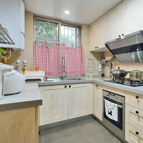 简洁日式厨房 小格子窗帘设计