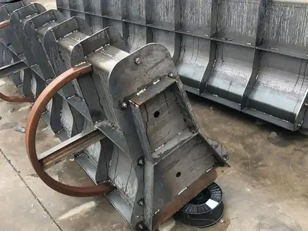 公路隔离墩模具可以作为道路两侧和中央隔离带使用的防撞水泥预制块