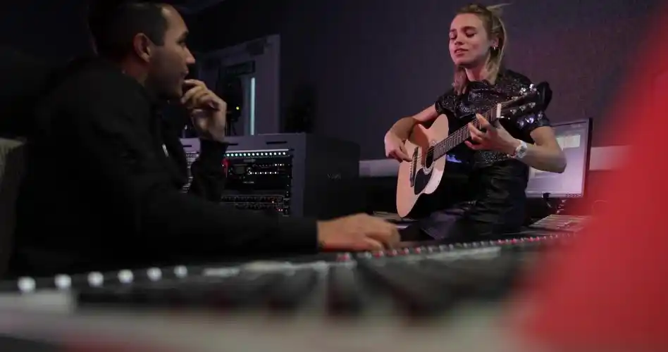 录音棚弹吉他歌手录音