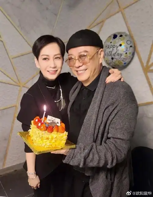 欧阳震华发文庆祝结婚26周年 与老婆亲密合照-上游新闻 汇聚向上的