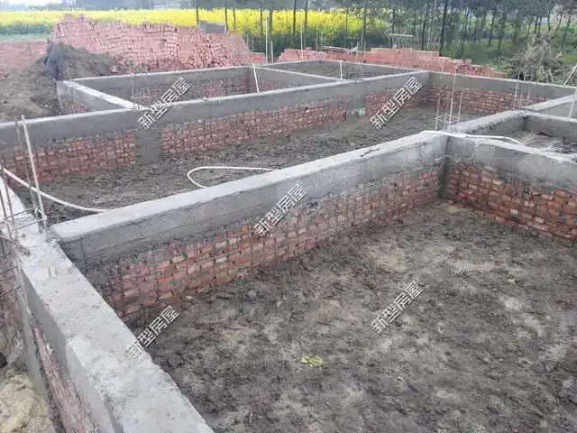 生活用水或地下水位,地表水的不同程度浸湿,会使地基产生不均匀沉降