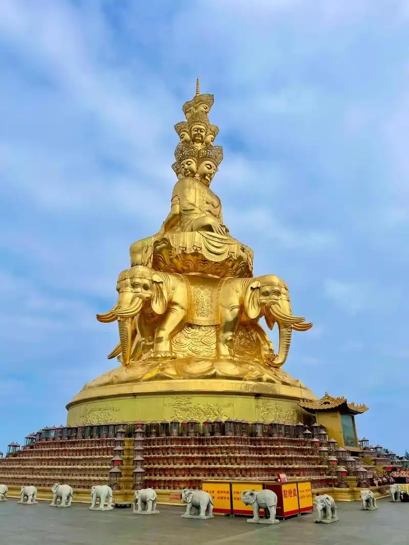 参观峨眉山十方普贤菩萨金佛与金顶.