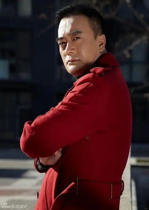 组图:王建新龙年质感写真 铁血硬汉气质难挡