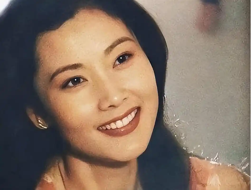 "已故演员谢园曾在接受采访时,毫不吝啬对何赛飞的赞美.