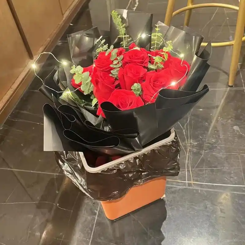 哇哇哇,一大束玫瑰花耶,可惜咋被别人给丢垃圾桶里了呀,掐指一算这座