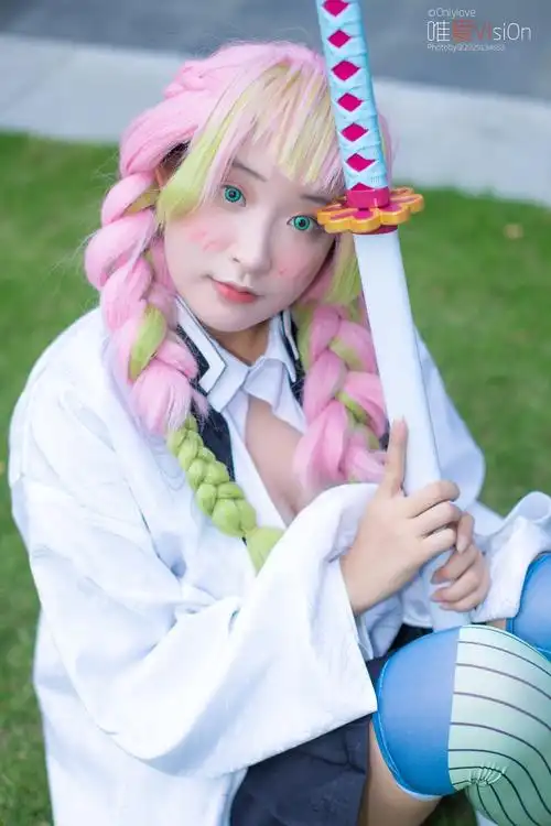 恋柱粉头发妹妹甘露寺蜜璃cos