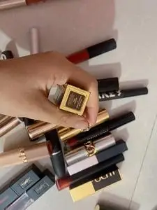 tf黑管口红01如图,淡粉色哑光,很粉嫩的颜色,如图实拍的