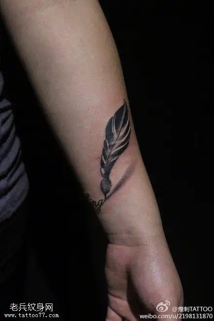 手腕羽毛纹身图片