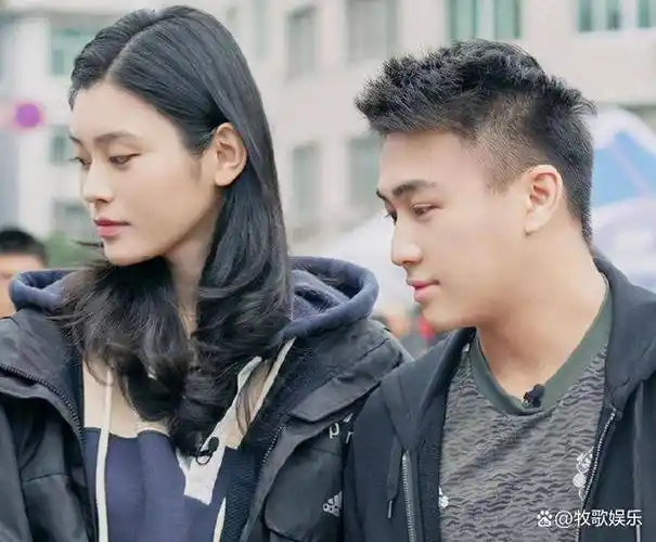 奚梦瑶穿藏服与老公合影,何猷君身材五五分,被调侃像当地导演