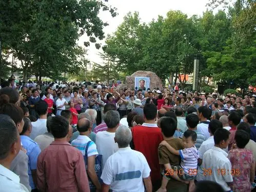 洛阳周王城广场90岁老太唱红歌