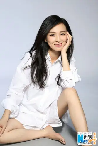 张庭简约白衬衫写真 眼神透露着幸福感