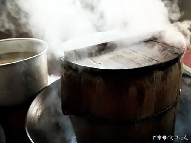 想要炒饭好吃,你得学会木桶蒸饭的方法