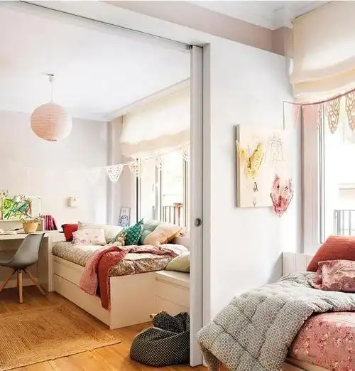 日本人有点聪明,卧室两扇窗户分开装,巧用隔断1房隔成2房