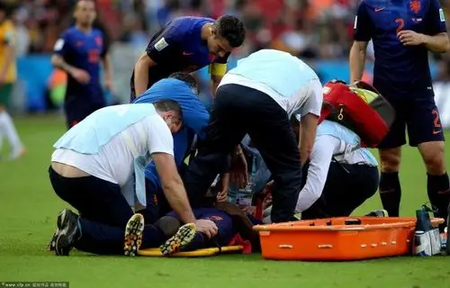因迪重伤倒地休克被抬出场(资料图)