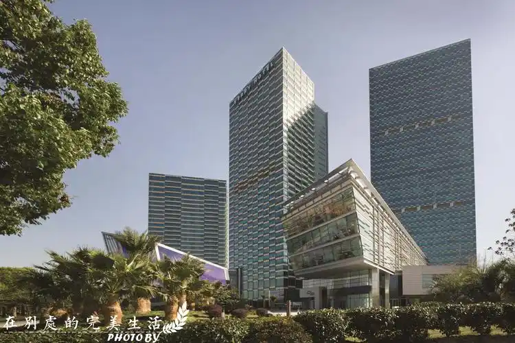 酒店位于浦东核心腹地,是浦东嘉里城的主体之一,紧邻上海新国际博览