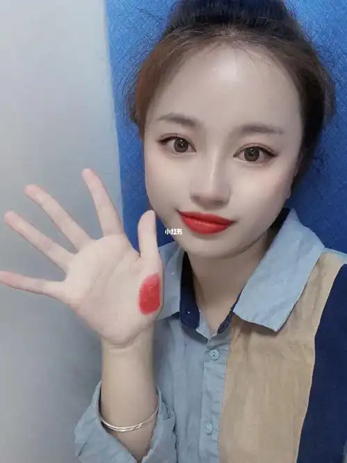 这只色号的正宫红,光听名字就很中国风[鼓掌r],我觉得没有其他口红