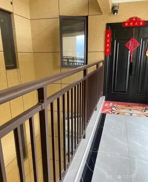 两梯四户,带连廊,说明这个楼栋可能是板楼的结构,而且,常见的两个边上