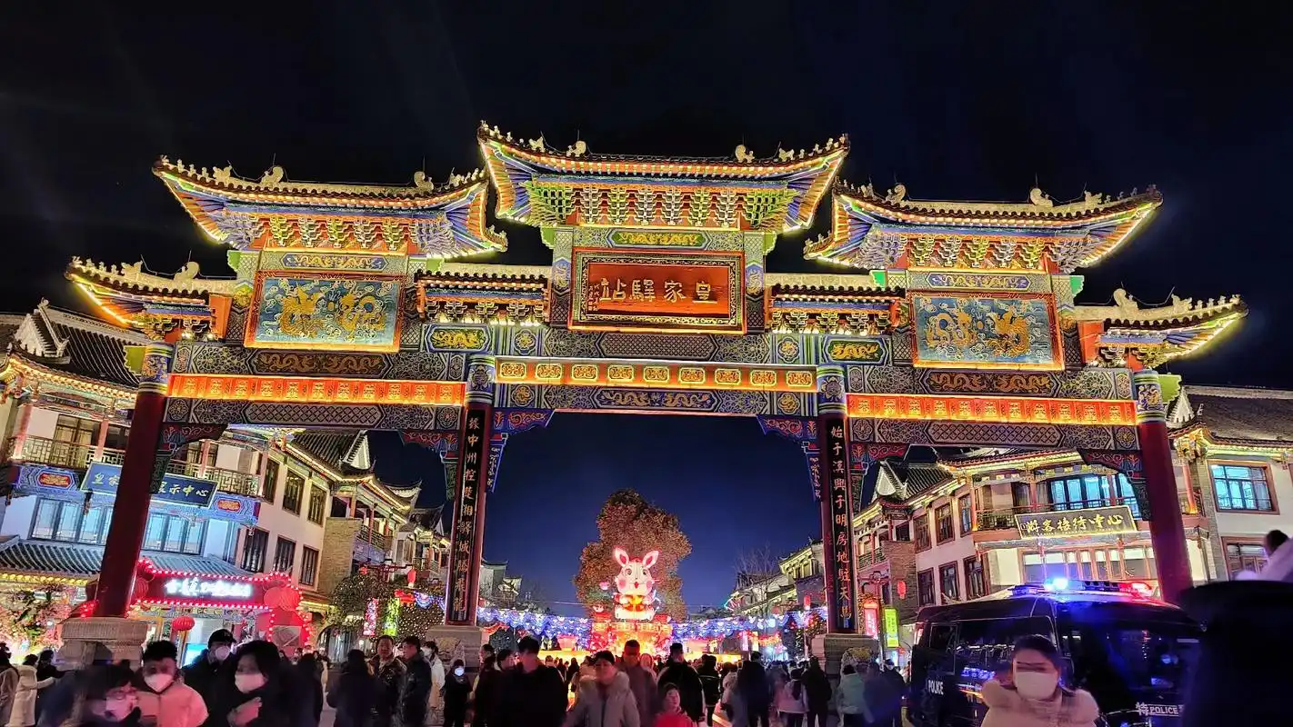 总要去趟驻马店吧,走一走皇家驿站的古街.#皇家驿站#古城夜景 - 抖音