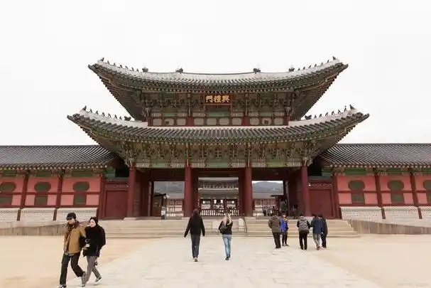 首尔的景福宫是一座具有历史意义的宫殿,它位于首尔市中心